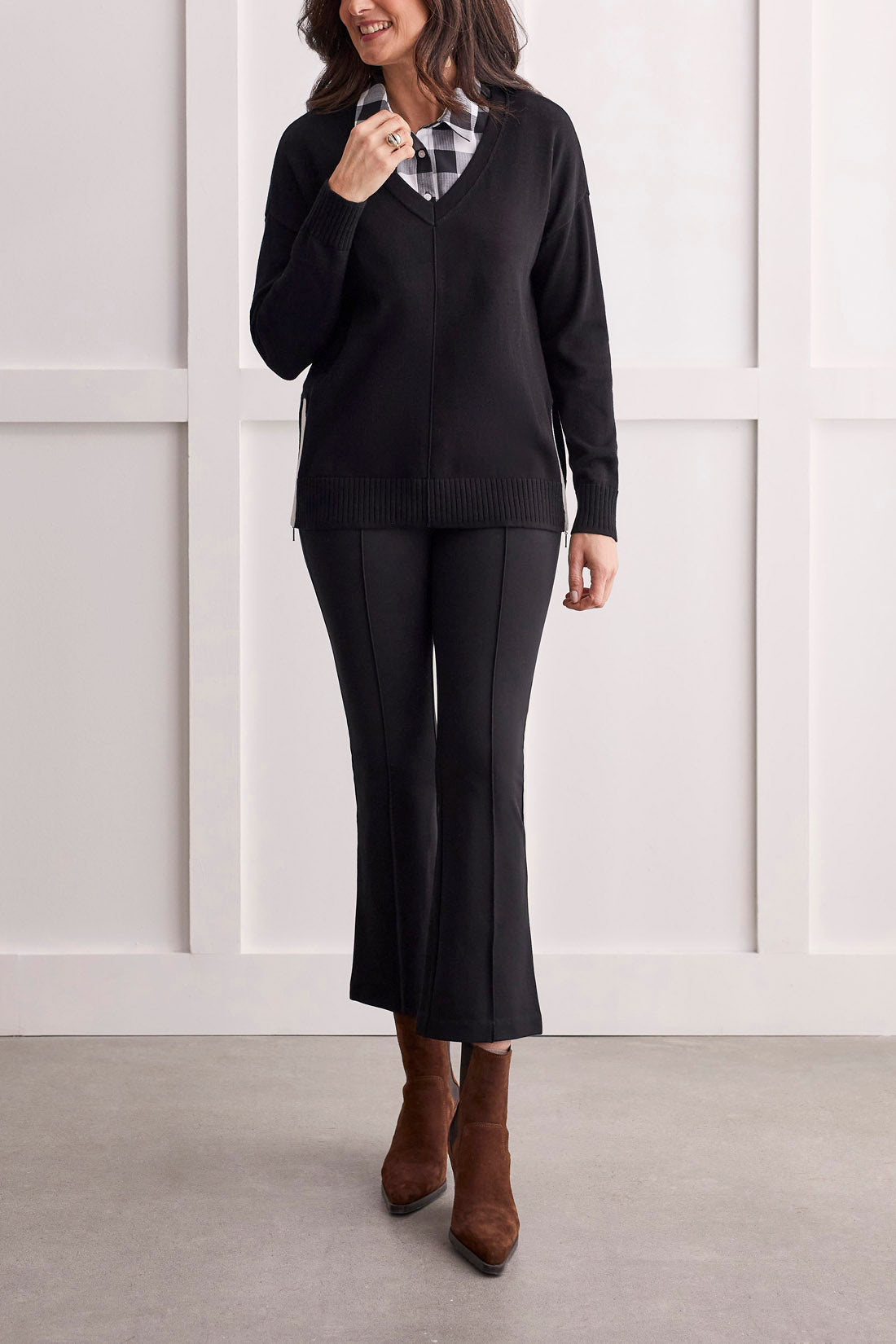 Tribal  Fall/Winter 2023-1495O/576-V Neck Sweater-Black - The Coach Pyramids