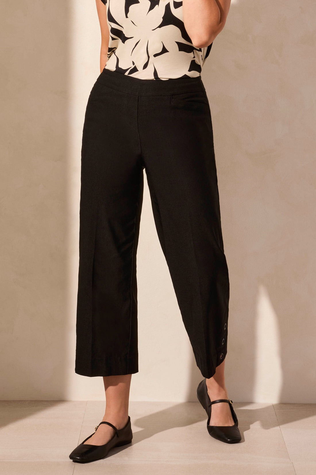 Tribal Spring/Summer 2025-2055O-7165-Pull On Capri W/DTM EyeLets -Black - The Coach Pyramids
