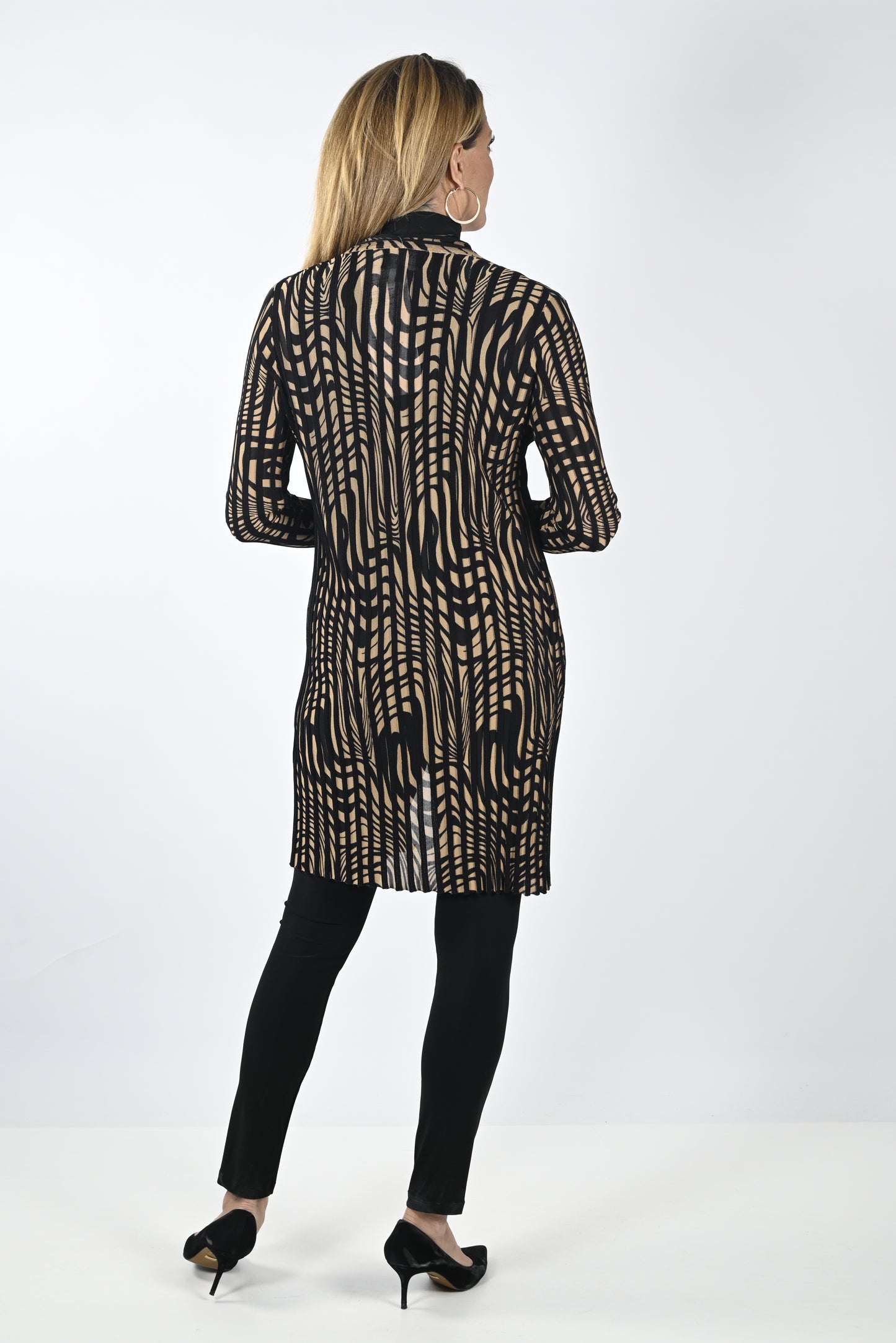 Frank Lyman Fall/Winter 2023 -233893U-Knit Cover Up-Black/Tan - The Coach Pyramids
