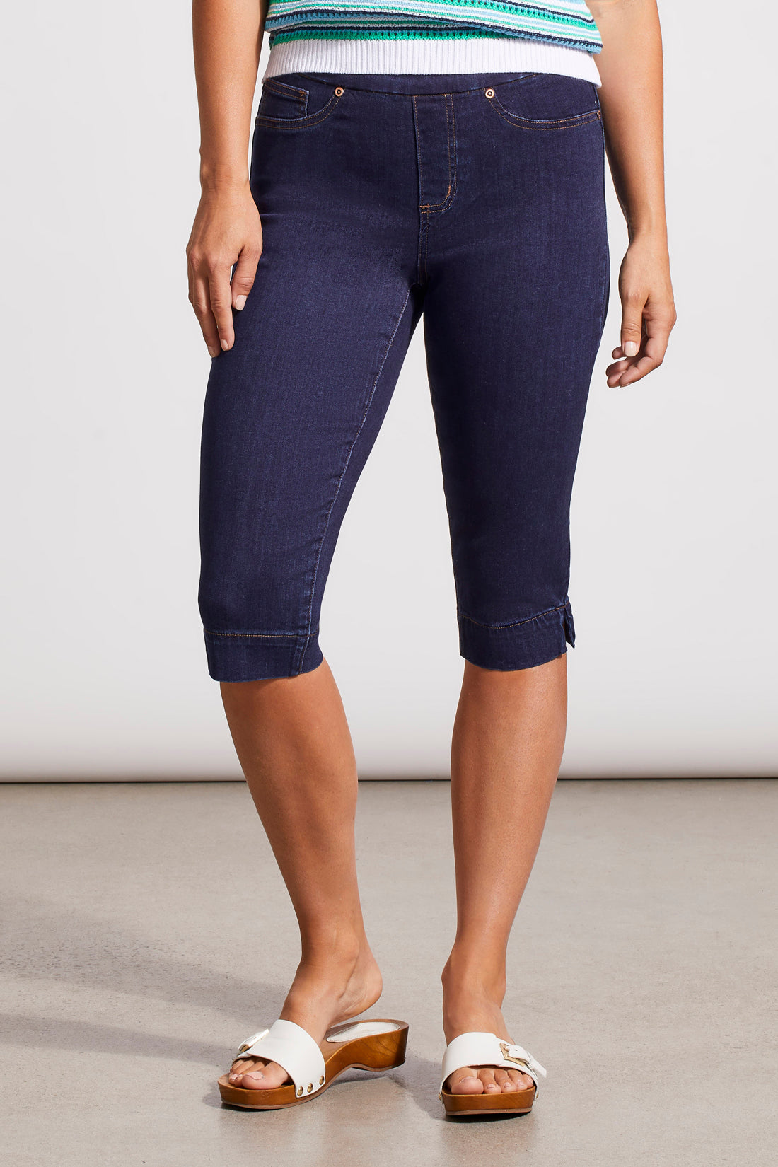 Tribal  Spring/Summer 2024-7674O-2020-Pull On Denim Capris-Rinse - The Coach Pyramids