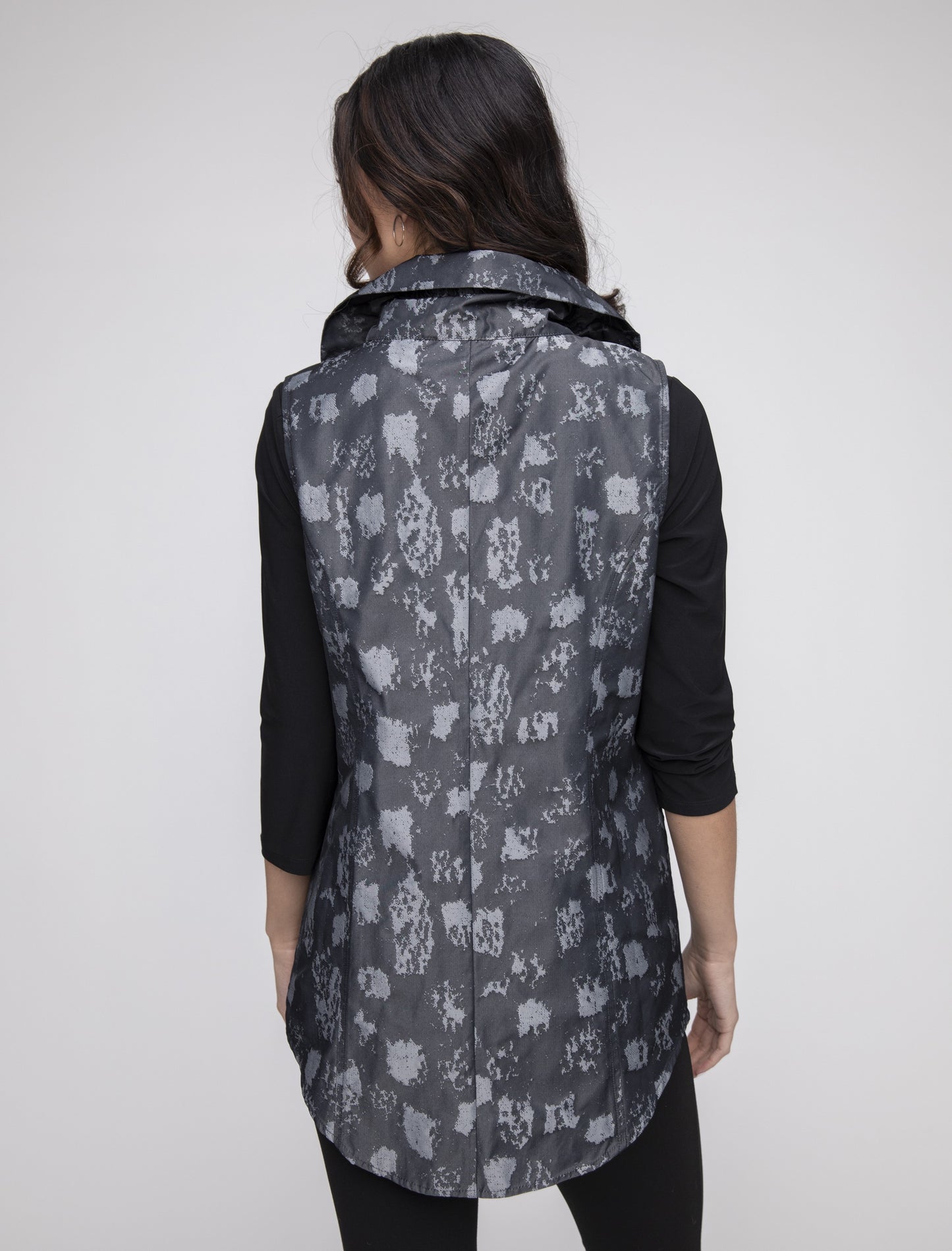Habitat Liv Fall 2024-L109632-Cinch Toggle Vest-Black - The Coach Pyramids